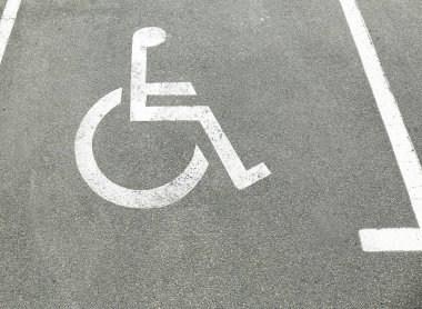 Özel ihtiyaçları olan insanlar için otopark olarak işaretlenmiş