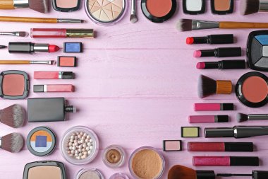 Ahşap masa üzerinde Dekoratif kozmetik kümesi