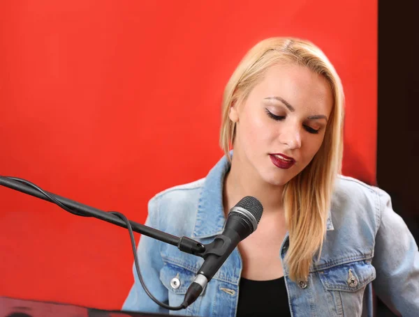 Jonge Vrouw Spelen Piano Zang Opnamestudio — Stockfoto