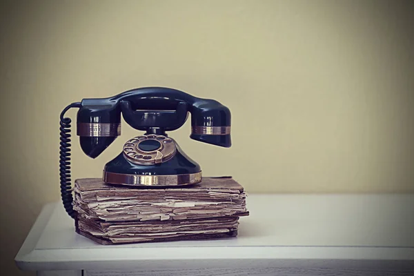 Teléfono vintage sobre mesa blanca — Foto de Stock