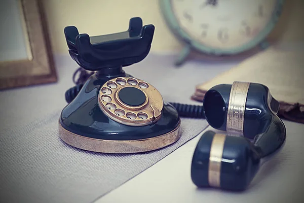 Vintage telefoon op witte tafel — Stockfoto