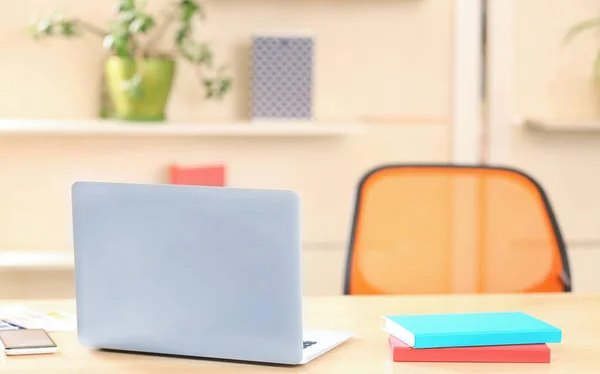 Bärbar dator på bordet på kontoret — Stockfoto
