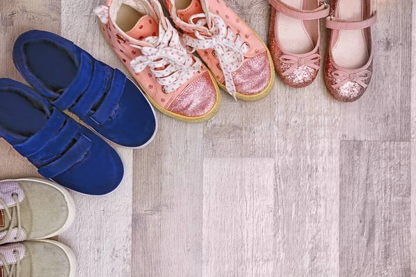 Kolorowe dzieci buty na piętrze — Zdjęcie stockowe