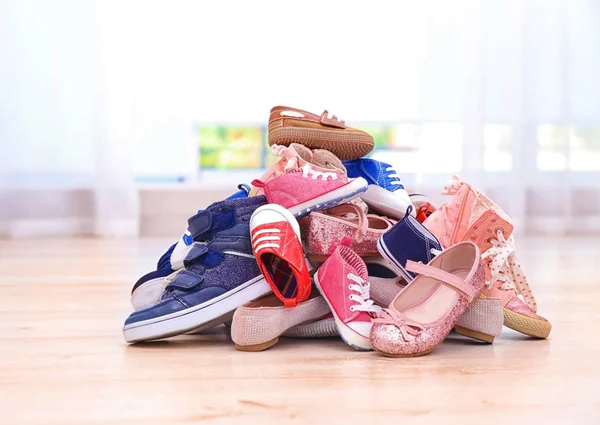 Bunte Kinderschuhe auf dem Boden — Stockfoto