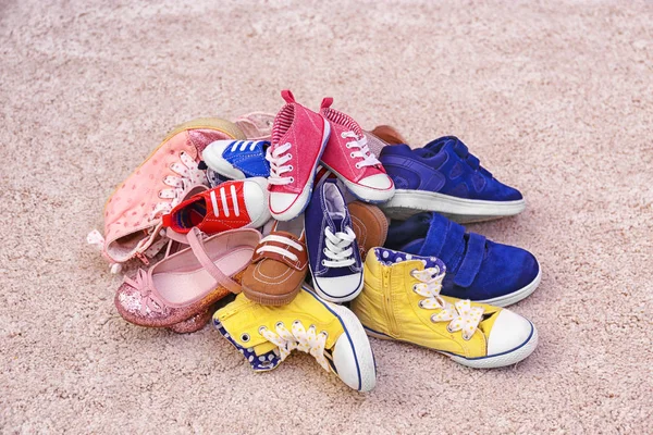 Chaussures colorées pour enfants sur le sol — Photo