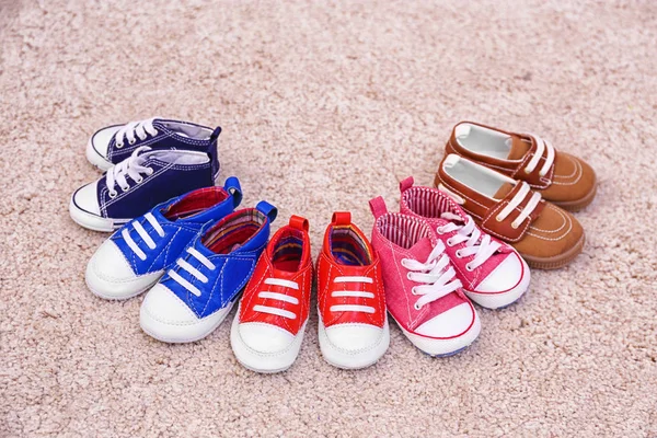 Πολύχρωμα Παιδικά παπούτσια στο πάτωμα — Φωτογραφία Αρχείου