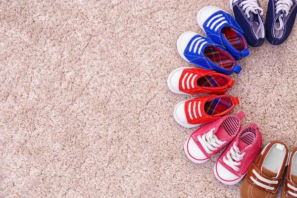 Crianças coloridas sapatos no chão — Fotografia de Stock