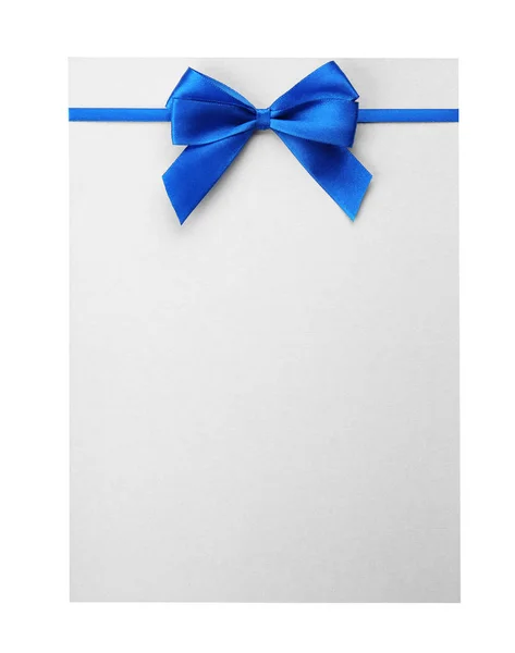 Синя атласна стрічка та картка на світлому фоні — стокове фото