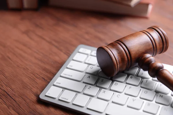 Wooden gavel and keyboard on desk — Stock Photo, Image