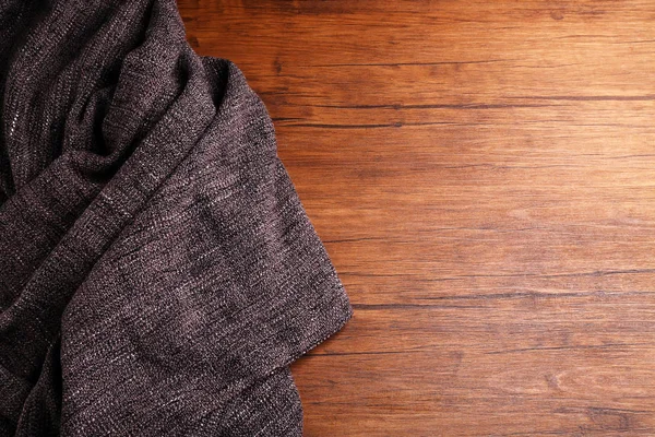 Tecido de malha cinza no fundo de madeira — Fotografia de Stock