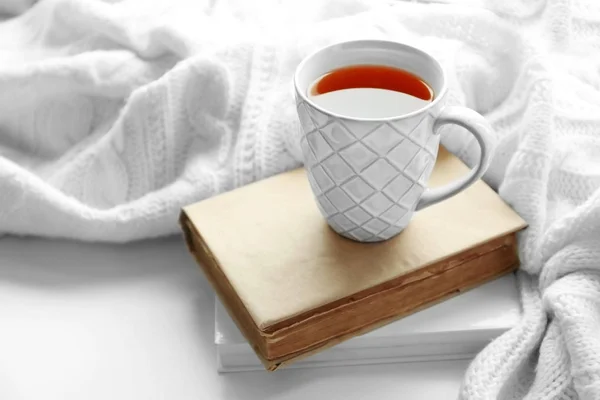 Bebida caliente con libros y cuadros en alféizar de la ventana — Foto de Stock
