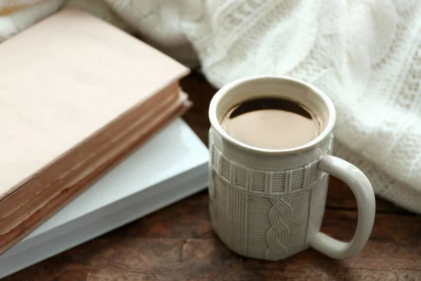 Bevanda calda con libri e plaid sul davanzale della finestra — Foto Stock