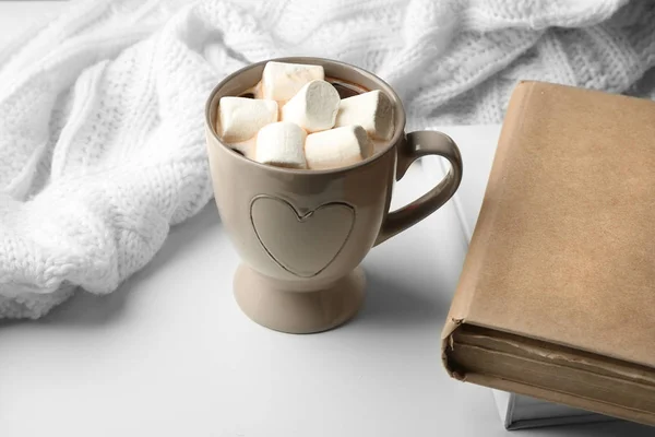 Ζεστό ρόφημα με marshmallows σε πίνακα — Φωτογραφία Αρχείου