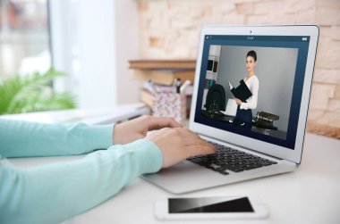 Kadın bilgisayarda avukatla video konferansı yapıyor. Video çağrısı ve çevrimiçi servis kavramı.