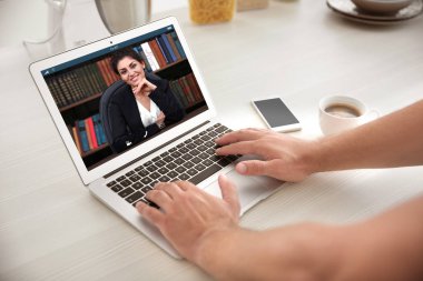 Bilgisayardaki avukatla görüntülü görüşme. Video çağrısı ve çevrimiçi servis kavramı.