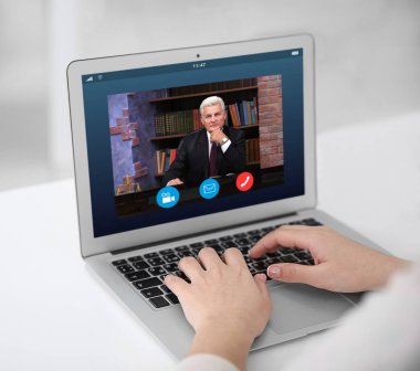 Kadın bilgisayarda avukatla video konferansı yapıyor. Video çağrısı ve çevrimiçi servis kavramı.