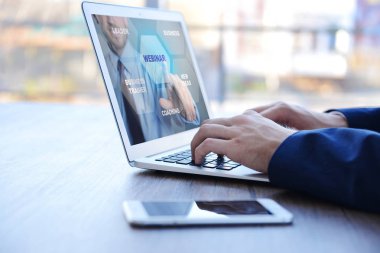 Dizüstü bilgisayarda adam video konferans. Webinar ve online danışmanlık. Modern iş teknoloji kavramı.