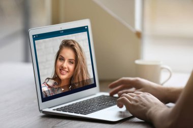 Video görüşmesi ve sohbet kavramı. Modern iletişim teknolojisi. Dizüstü bilgisayarda adam video konferans.