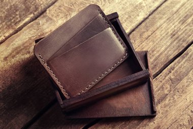 deri cüzdan kutusunda