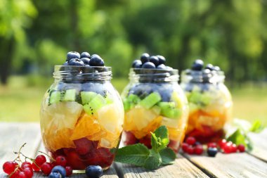 Meyve dilimleri kavanoz 