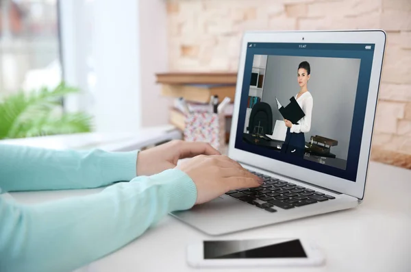 Női Videokonferencia Ügyvéddel Laptopon Videohívás Online Szolgáltatás Koncepciója — Stock Fotó