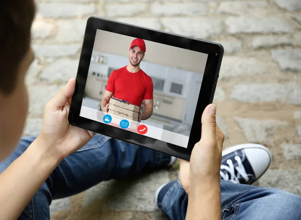 Άνθρωπος Χρησιμοποιώντας Tablet Για Παραγγελία Online Πίτσα Βίντεο Κλήση Και — Φωτογραφία Αρχείου