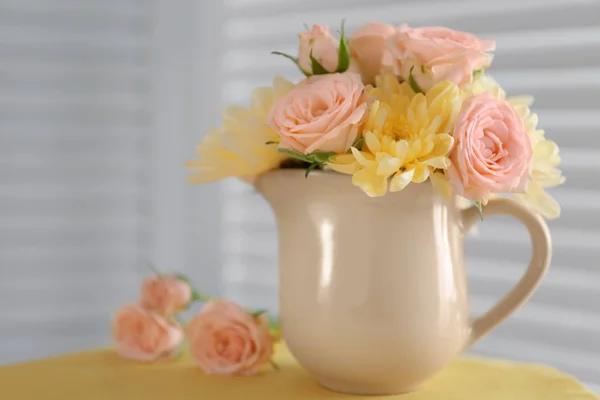 Boeket van mooie bloemen — Stockfoto