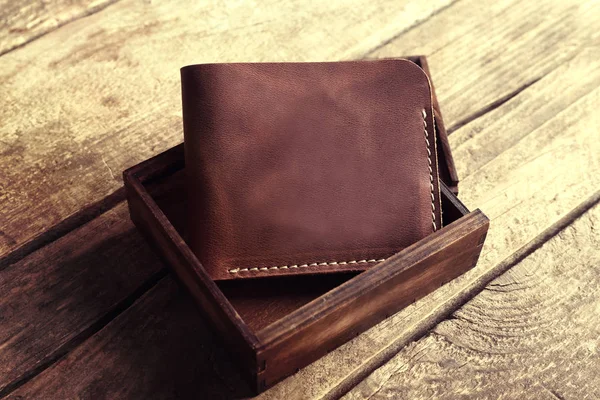 木製の背景にレザー折財布 — ストック写真