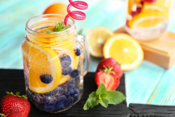 Agua refrescante con frutas —  Fotos de Stock