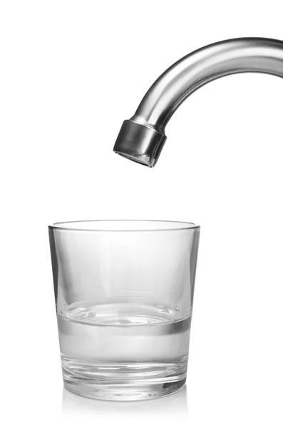 Glas water en kraan — Stockfoto
