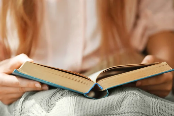 Woman reading book, close up — Stock Photo, Image