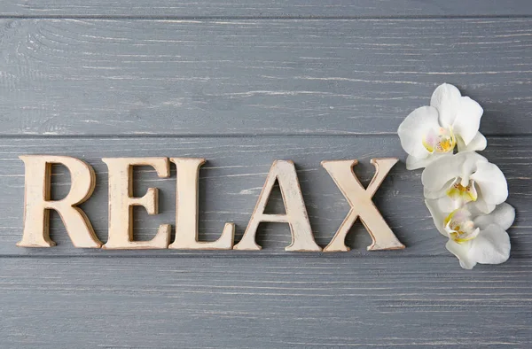 Slovo Relax, vyrobené z dřevěných písmen — Stock fotografie