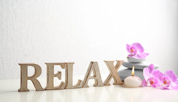 Slovo Relax, vyrobené z dřevěných písmen — Stock fotografie