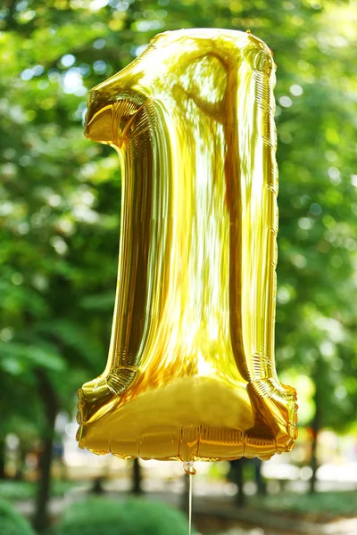 Balão de aniversário dourado — Fotografia de Stock