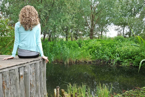 Kvinnan Sitter Träpiren Och Njuta Skönheten Naturen — Stockfoto