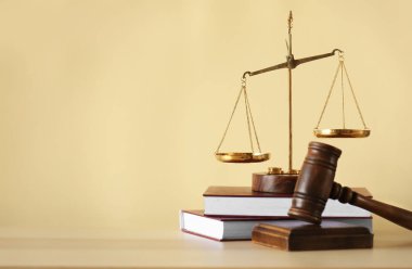 ahşap masa özniteliklerde adalet