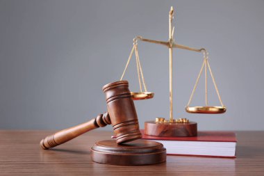 ahşap masa özniteliklerde adalet