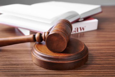 ahşap masa özniteliklerde adalet