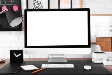 Bilgisayar ile modern çalışma alanı 