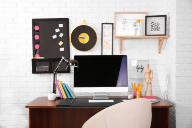 Bilgisayar ile modern çalışma alanı 