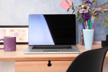 Dizüstü bilgisayarı olan modern işyeri 