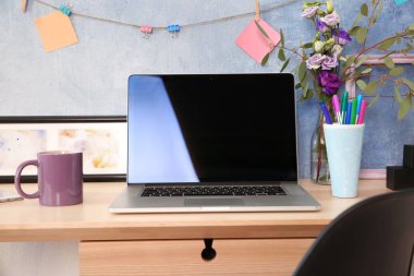 Dizüstü bilgisayarı olan modern işyeri 