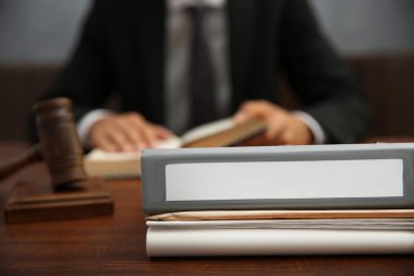 Yargıç tablo klasörlerde