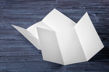 Koyu ahşap arka plan üzerinde boş kitapçıklar