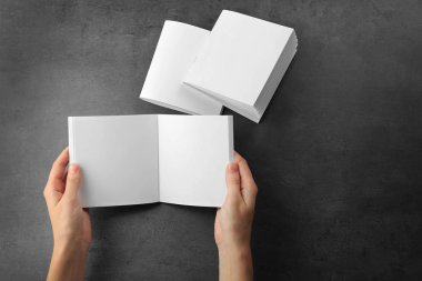 elleri boş açık defter ile 