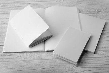 Kitap, defter ve broşürler hafif ahşap zemin üzerine