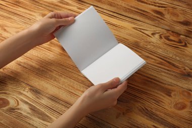 boş açık broşür holding eller