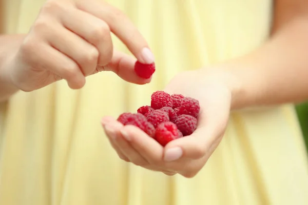 Woman holding raspberries — Stock Photo, Image