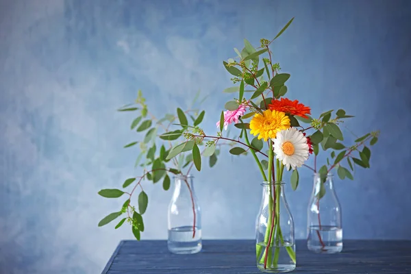 Färgglada blommor i vas — Stockfoto