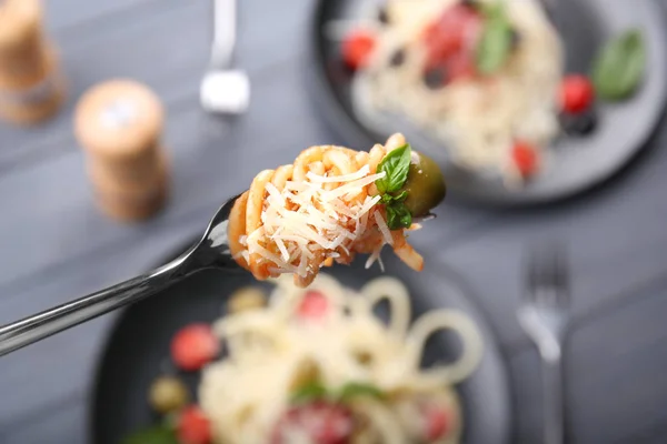 Pasta sobre tenedor con aceituna y albahaca — Foto de Stock